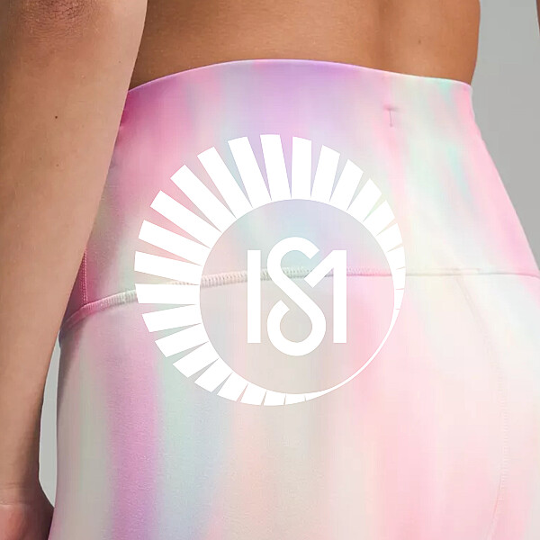 Voor het nieuwe sport kleding merk MoveStrong heeft Clic de huisstijl ontworpen en zal later dit jaar de website en webshop lanseren. 